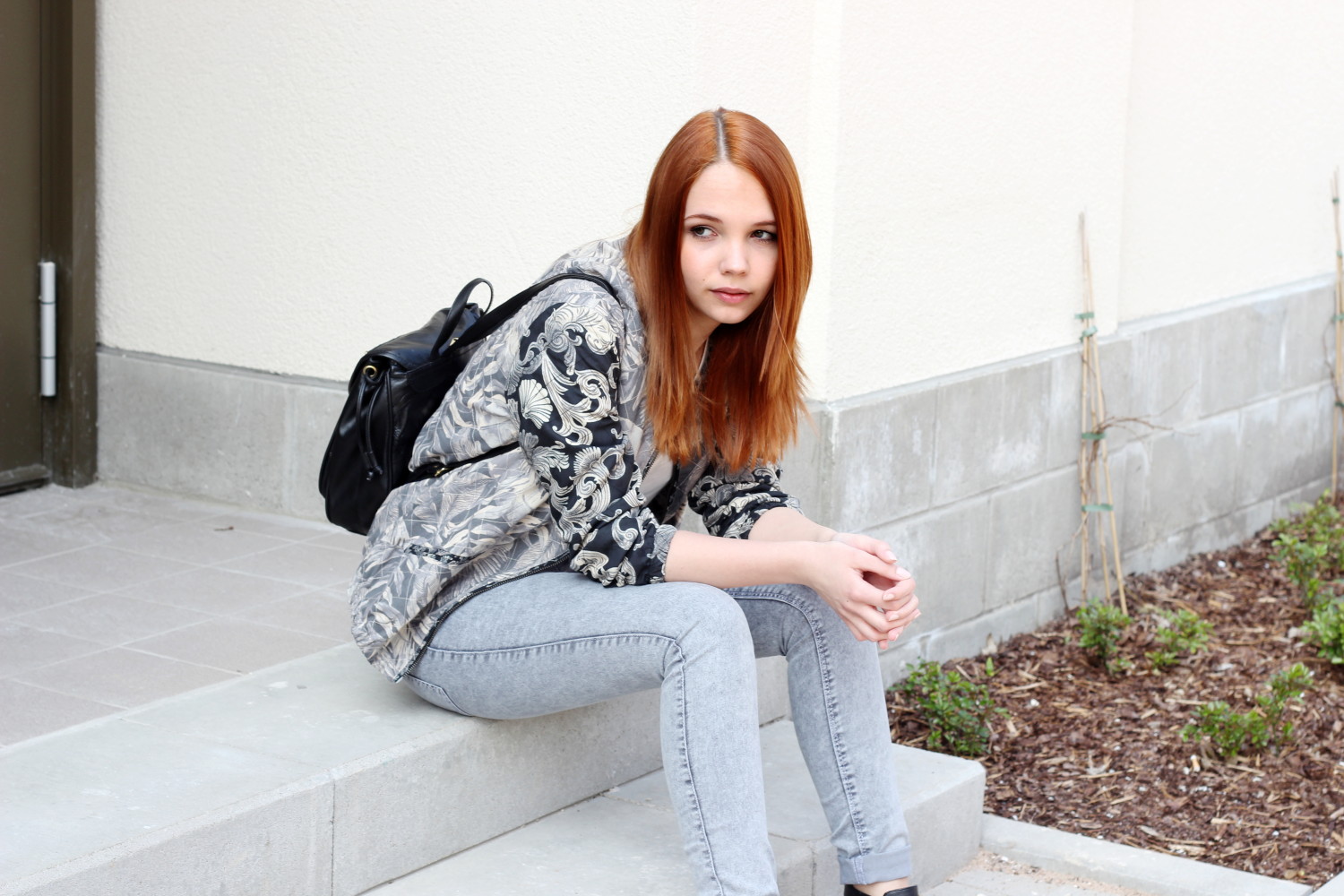 bezaubernde nana, fashionblog, germany, outfit, streetstyle, h&m floral print jacket blouson, gray skinny jeans jeggings h&m, white basic t shirt h&m, black bag backpack, black cut out boots new look