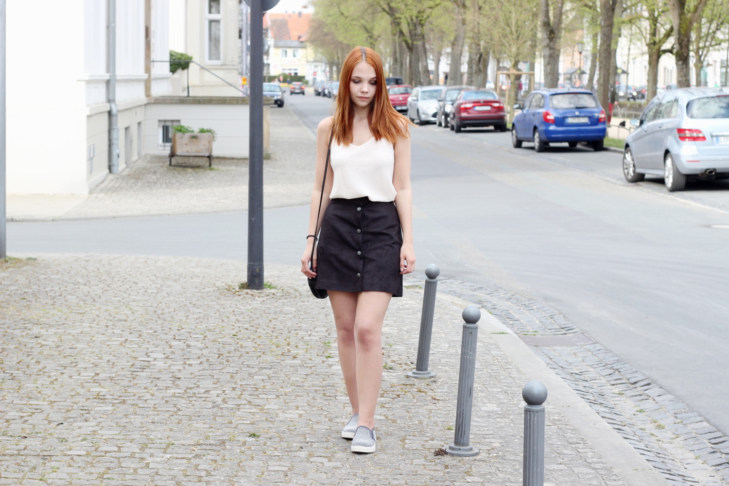 bezaubernde nana, fashionblog, germany, outfit, streetstyle, about you outfit, new look nude chiffon top, wildleder rock 70er style edited the label, steve madden slipper grau mit nieten, runde ledertasche
