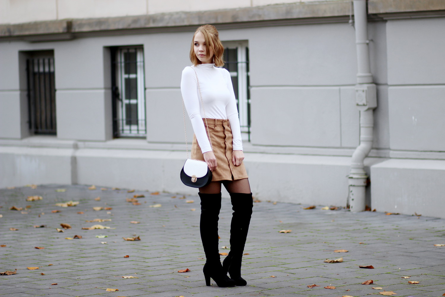 bezauberndenana-fashionblog-outfit-streetstyle-brauner-wildlederrock-weißer-rollkragenpullover-overknees-70s
