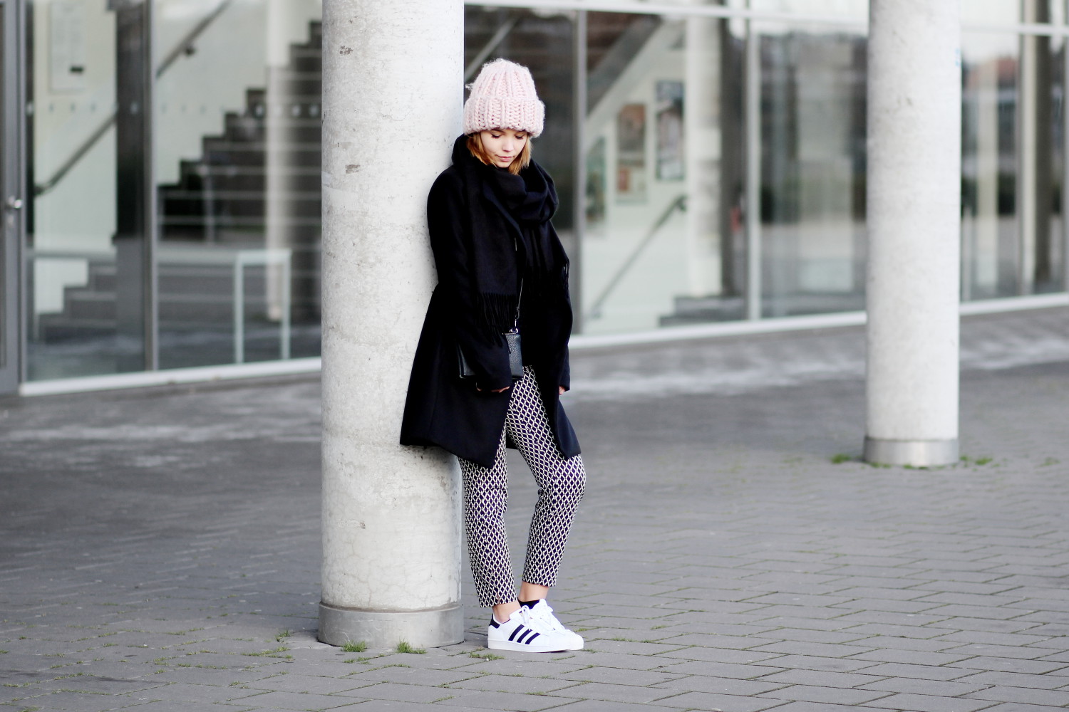 bezauberndenana-fashionblog-modeblog-outfit-streetstyle-adidas-superstars-xxl-beanie-schwarzer-mantel-casual-winter (3)