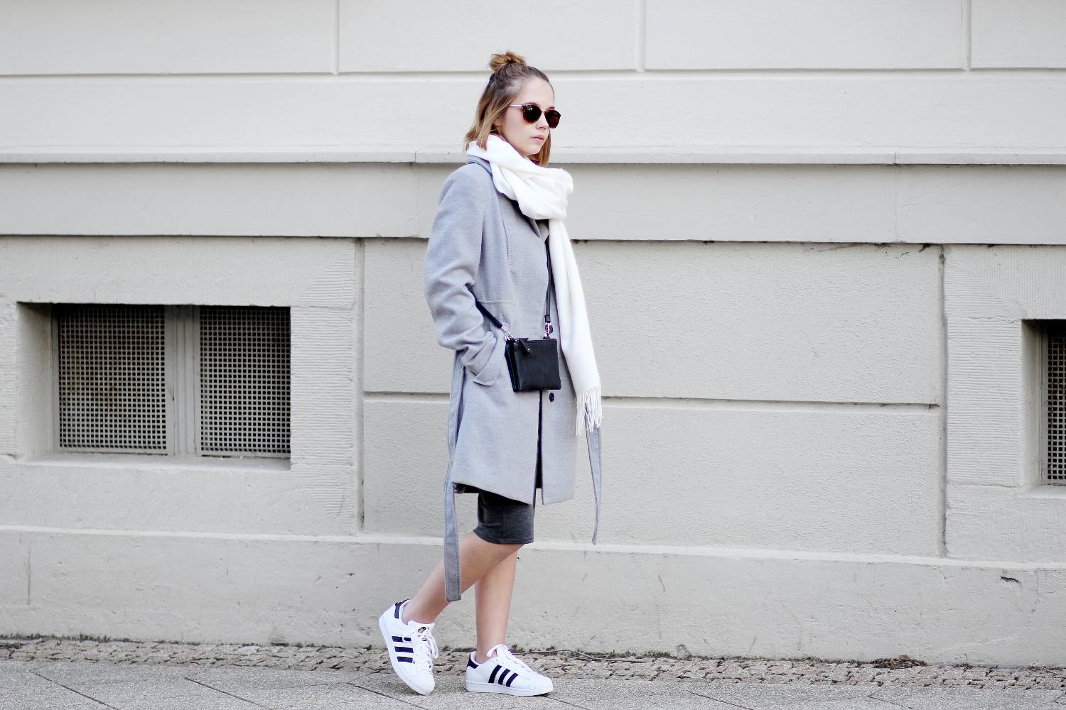 bezauberndenana-fashionblog-outfit-streetstyle-minimalistisch-midi-kleid-zara-grauer-mantel-adidas-superstars-casual