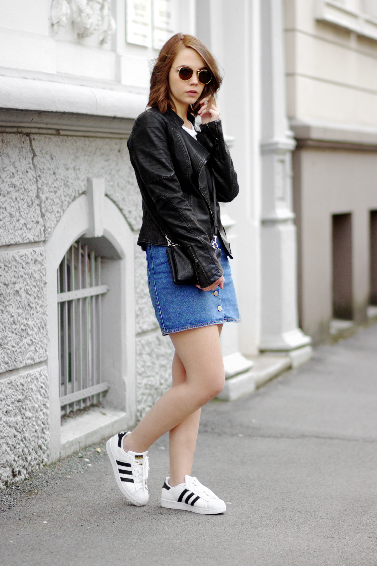 Lassiges Outfit Mit Jeansrock Von Asos Lederjacke Und Adidas Superstars Bezaubernde Nana