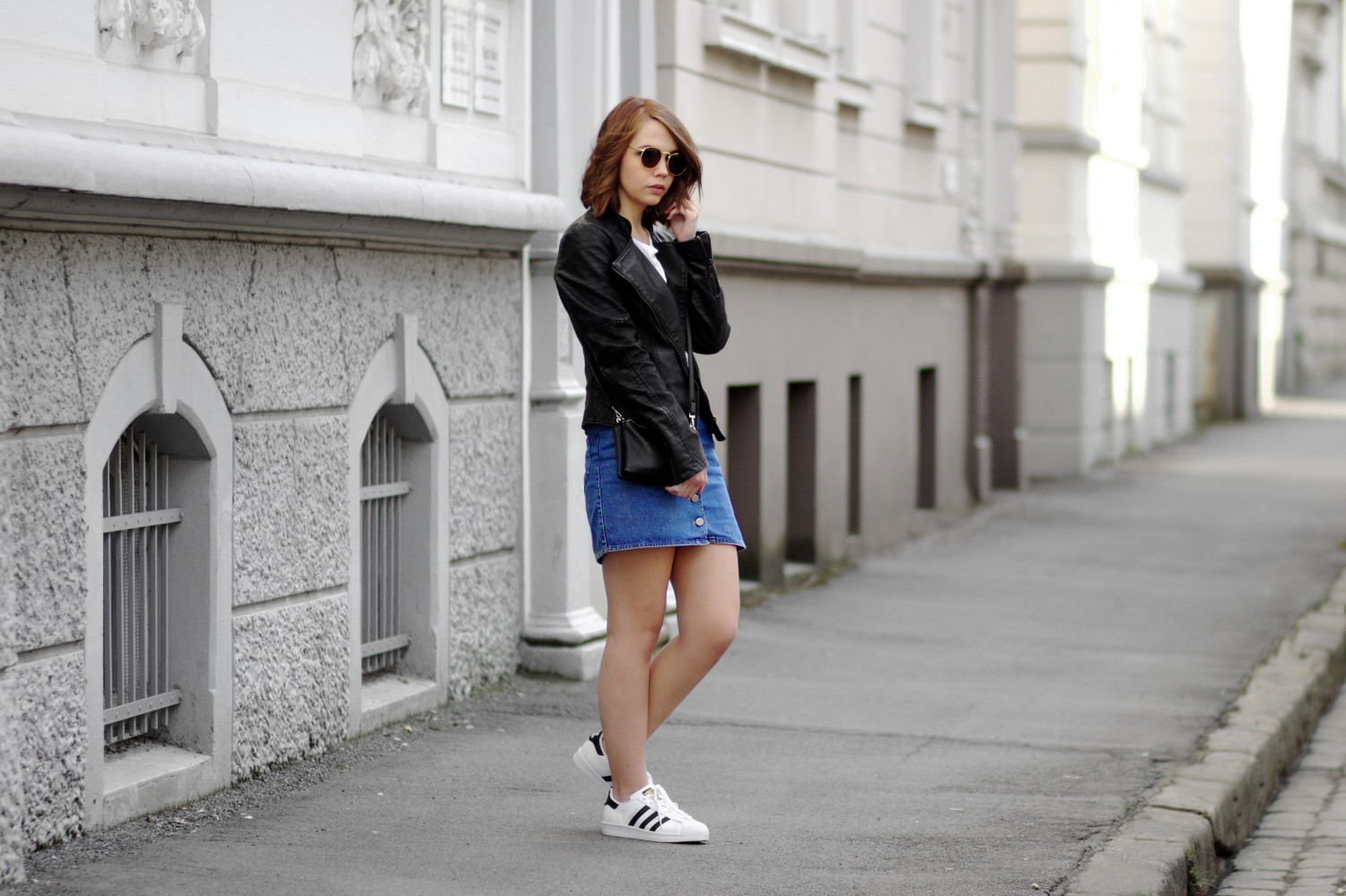 Bezaubernde Nana, bezauberndenana.de, Fashionblog, Outfit, Streetstyle, lässiges Outfit, Asos Jeansrock, Denim Rock, Reserved Lederjacke, Adidas Superstars, Frühlingsoutfit, sportlich, Outfit mit Jeansrock