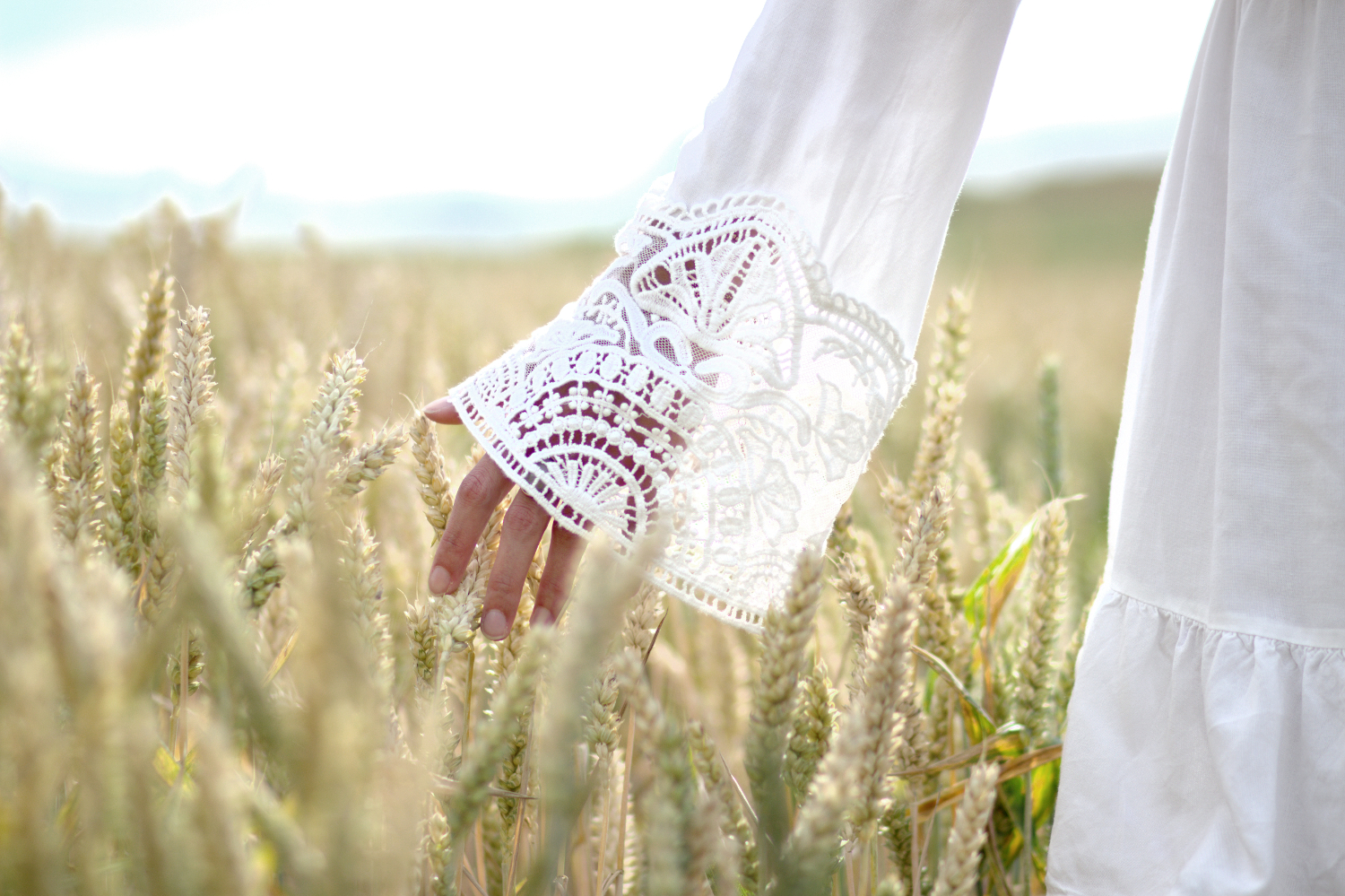 Bezaubernde Nana, bezauberndenana.de, Modebloggerin vom Lande, weißes Sommerkleid im Kornfeld, Kleid mit Trompetenärmel, Outfit, Gedanken