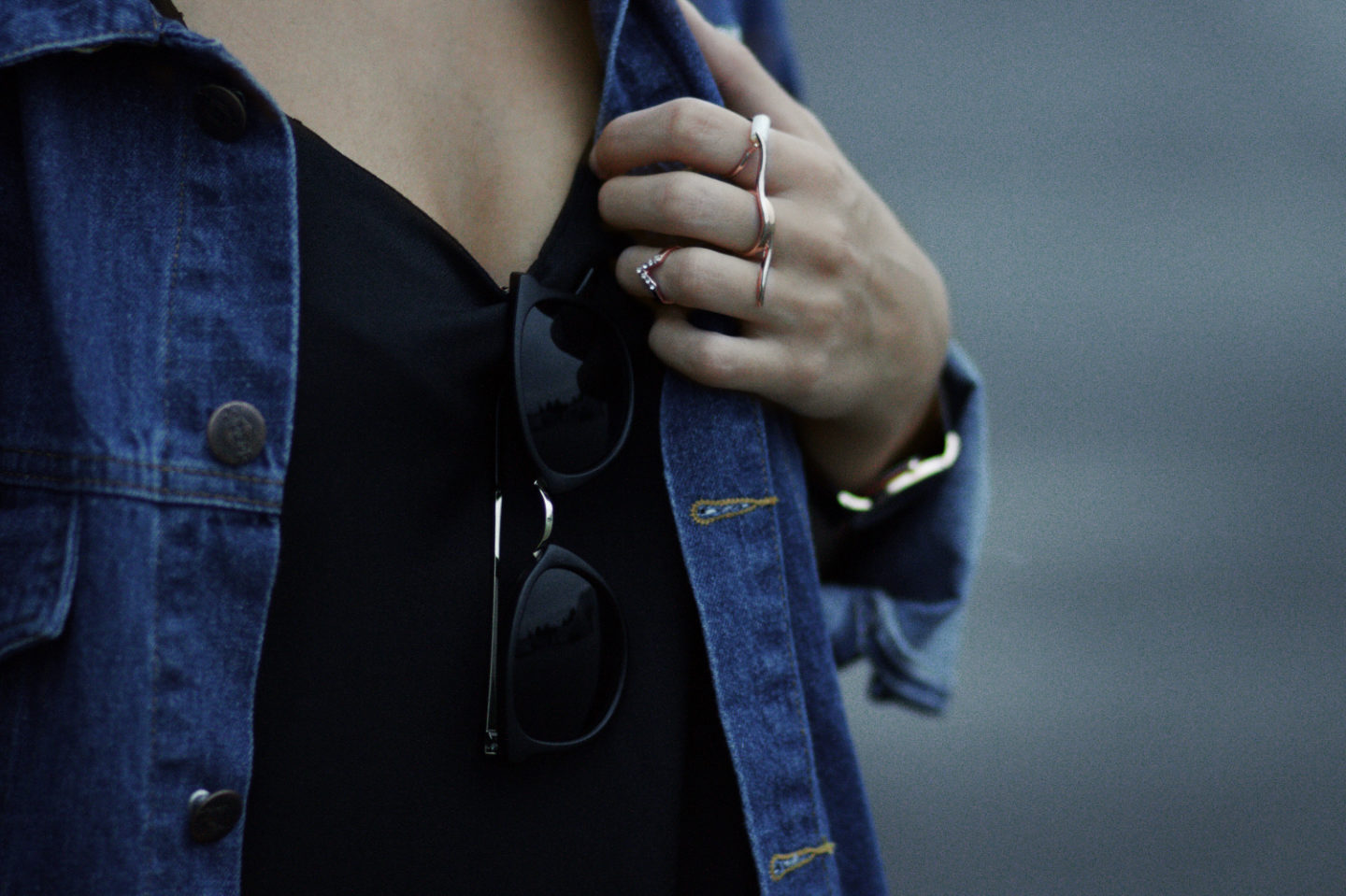 Boyfriend Jeansjacke mit Patches, schwarzes Spitzenkleid und Adidas