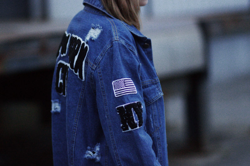 Boyfriend Jeansjacke mit Patches, schwarzes Spitzenkleid und Adidas