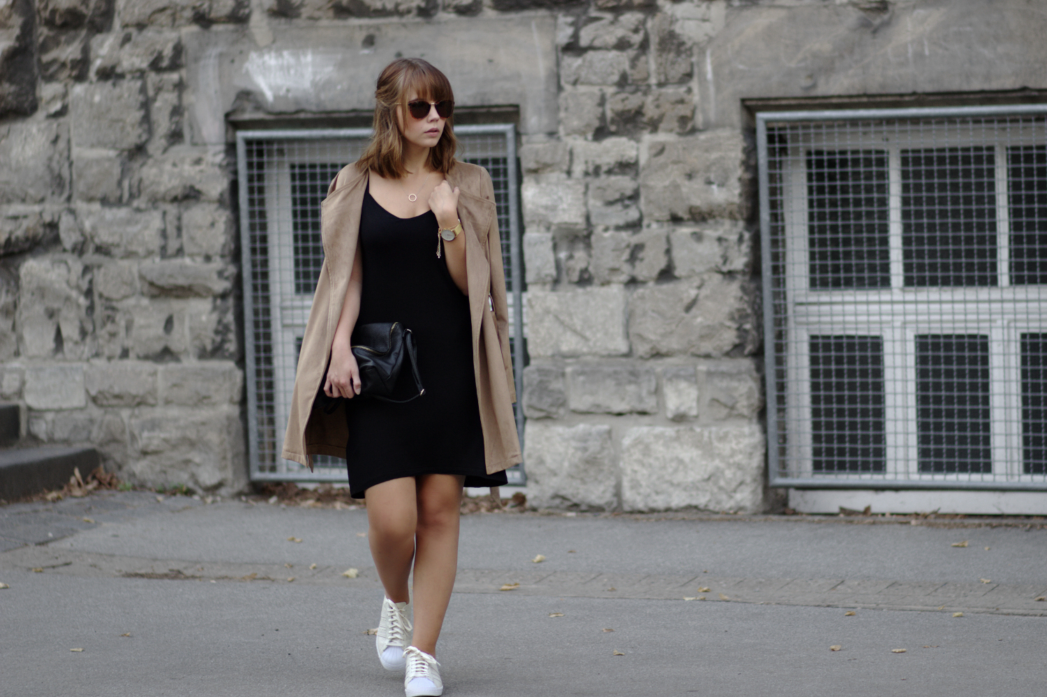 Kleid mit Sneaker, Adidas Superstar 80s Beige, braune Wildlederjacke, Sommer Herbst Outfit, Streetstyle, Fashion Blog, Modeblog, Bezaubernde Nana, bezauberndenana.de