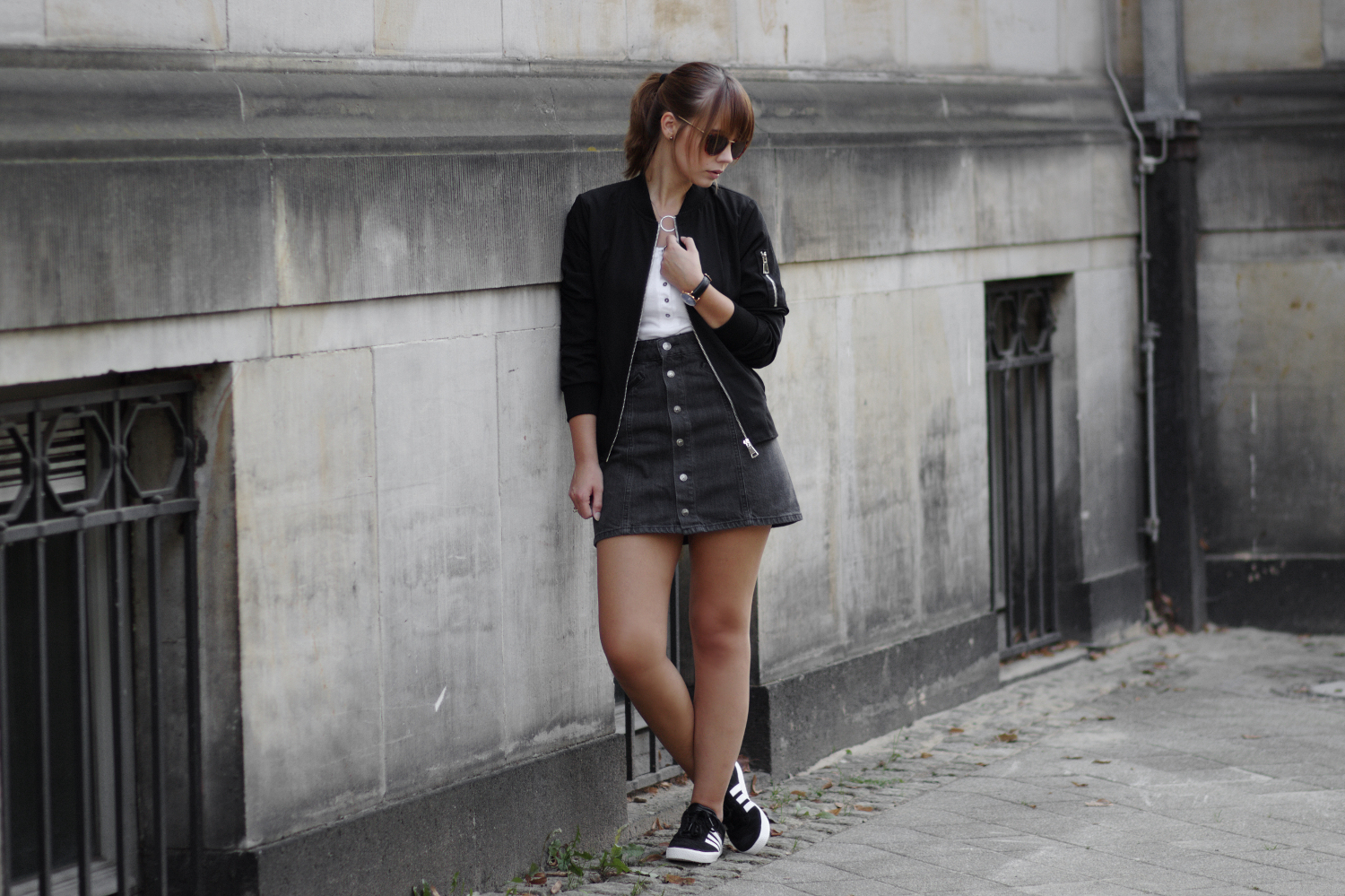 Outfit mit Bomberjacke, Nana - Gazelle und Bezaubernde Jeansrock schwarzem Adidas