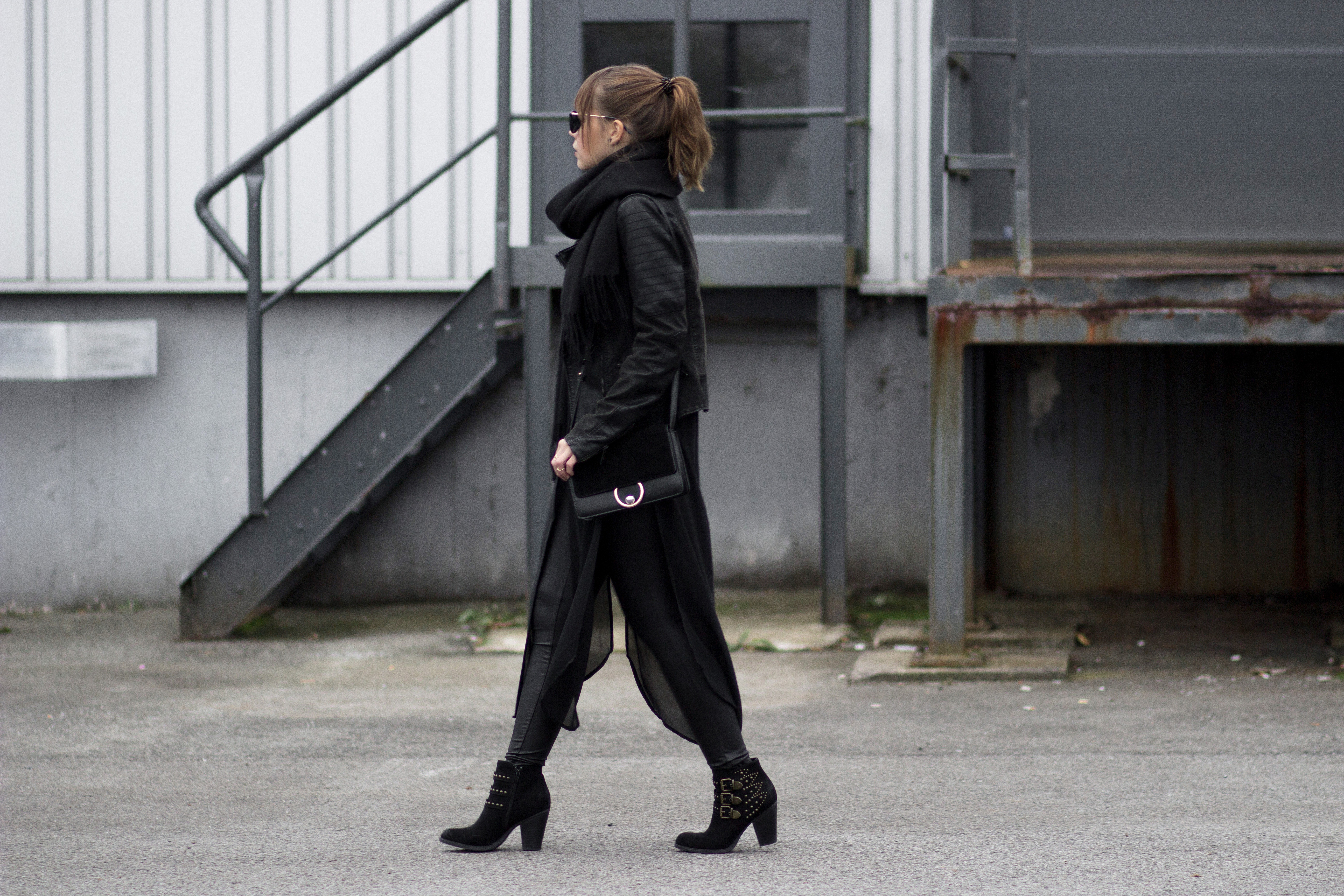 All Black Outfit, schwarz kombinieren, lange Bluse, Lederleggings, Lederjacke, Herbstoutfit, Streetstyle, bezauberndenana.de