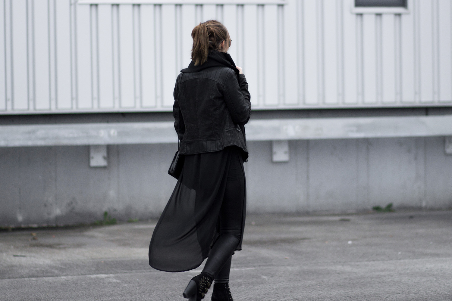 All Black Outfit, schwarz kombinieren, lange Bluse, Lederleggings, Lederjacke, Herbstoutfit, Streetstyle, bezauberndenana.de