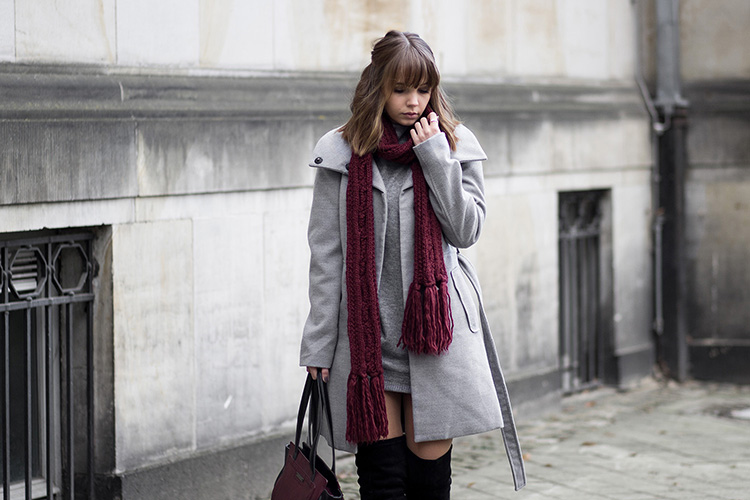 oversize Pullover und Overknees, Outfit mit schwarzen Overknee Stiefeln, grauer Mantel, oversize Pullover als Kleid, Burgundy Tasche, Strickschal, Winteroutfit, Streetstyle, bezauberndenana.de