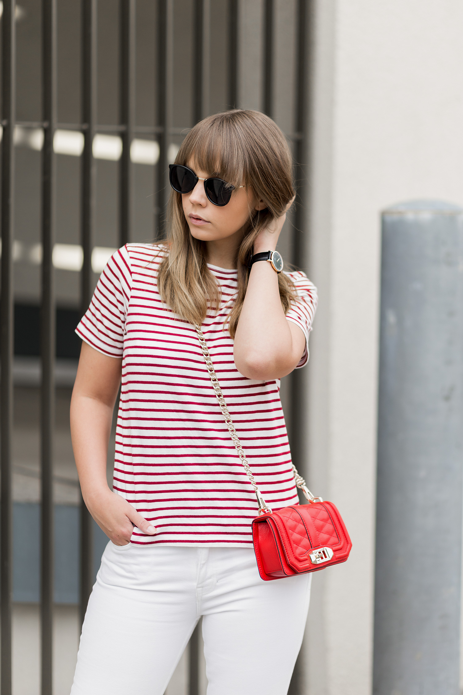 sommerliches Outfit in Rot und Weiß, rot-weiß gestreiftes T-Shirt Zara, weiße Jeans, rote Rebecca Tinkoff Tasche, Streetstyle, Sommeroutfit, bezauberndenana.de