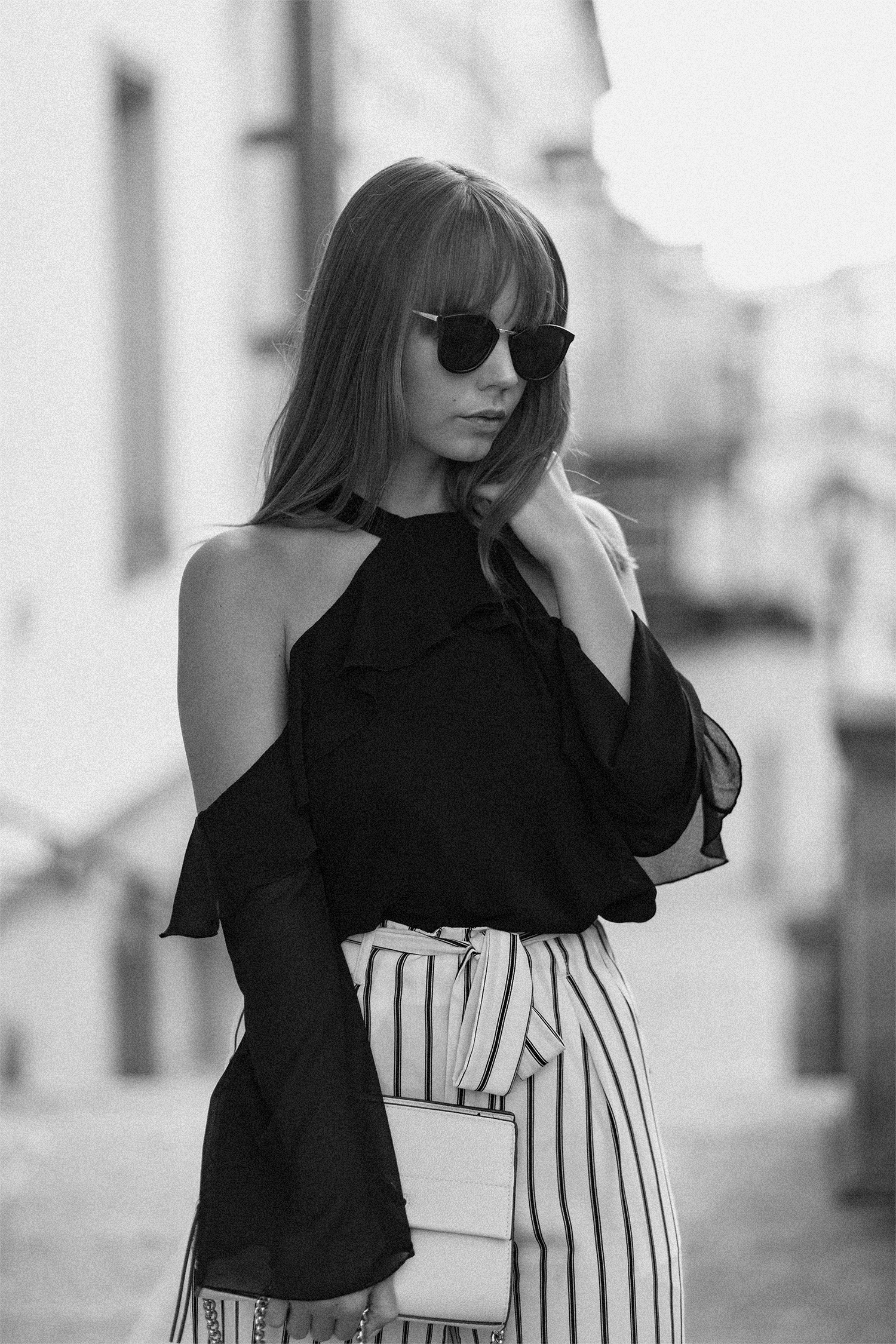 Elegantes schwarz-weiß Outfit, schulterfreie Bluse mit Volant von Mango, Streifen Hose, Slingback Pumps von Zara, bezauberndenana.de