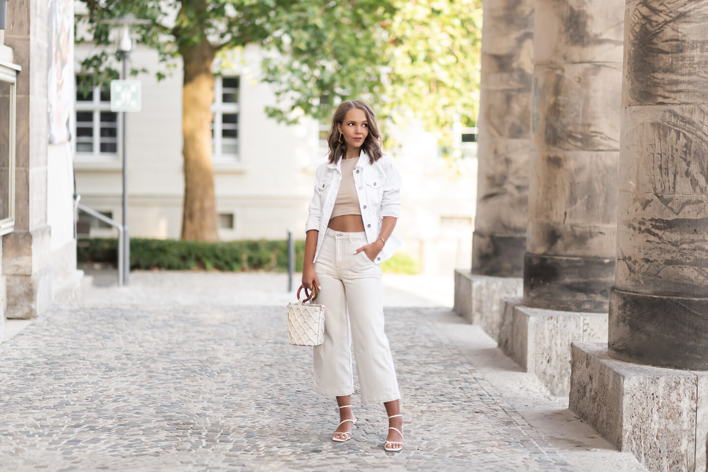 Weiße Jeansjacken kombinieren, Spätsommer Outfit, Denim Trend, Übergangsjacken für den Herbst, All-White Look, bezauberndenana